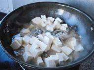 鱼头炖豆腐做法图解8)