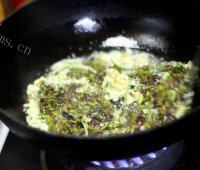 十分诱人的香椿炒鸡蛋做法图解9)