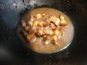 美味的鲜香鹌鹑蛋红烧肉做法图解4)