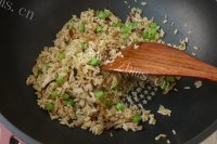 美味的腊肉香菇炒糙米饭做法图解8)