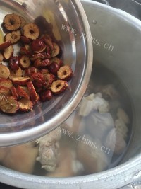 自制花生红枣猪蹄汤做法图解7)