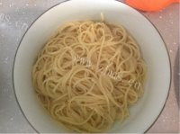 诱人的番茄肉酱意面做法图解4)