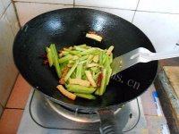 家常菜芹菜豆腐做法图解4)