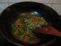 家常菜茼蒿炒肉做法图解6)