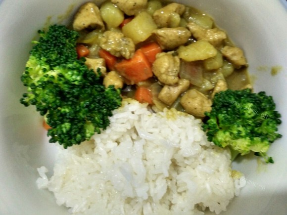 营养丰富的咖喱鸡肉饭