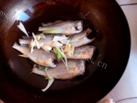 美味的家炖黄花鱼做法图解3)