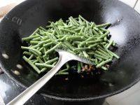 简单的肉炒豇豆做法图解6)