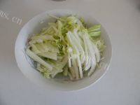 家常菜豆皮炒白菜做法图解2)