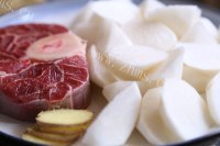 营养丰富的牛肉炖萝卜做法图解3)