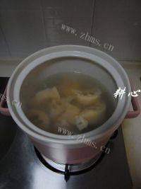 外婆教我做莲藕排骨汤做法图解4)