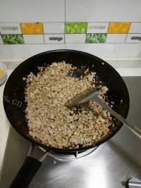 可口的芝麻鲜肉萝卜丝饼做法图解3)