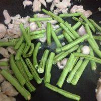 肉片炒豇豆做法图解4)