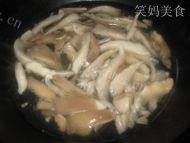 家常菜白菜炒平菇做法图解2)