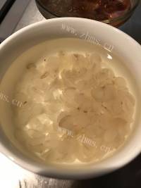 好吃的美食桃胶皂米银耳羹做法图解3)