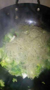 家常菜白菜炒红薯粉做法图解5)