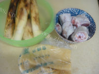美味的咸猪蹄煲鲜笋做法图解1)