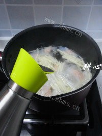 茭白木耳鱼饺汤做法图解7)