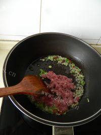 美味的酸豆角肉末盖浇面做法图解4)