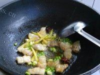 诱人的菜花炒肉片做法图解4)
