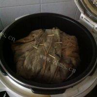 美味的荷香糯米蒸排骨做法图解7)