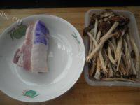 家常菜五花肉炒茶树菇做法图解1)