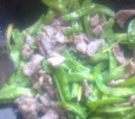 美味荷兰豆炒肉片做法图解4)