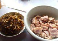 鲜香的酥脆笋干烧肉做法图解2)
