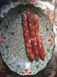 色泽不错的腊肠炒芹菜做法图解1)