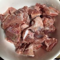 家常菜土豆蒸排骨做法图解1)