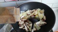 家常菜香菇土豆片做法图解6)