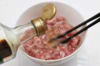 自制猪肉汉堡做法图解3)