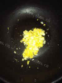 好吃的鸡蛋烤肠炒面做法图解2)