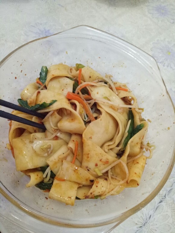 热腾腾的油泼面