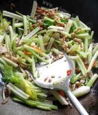 家常菜芹菜炒肉丝做法图解4)