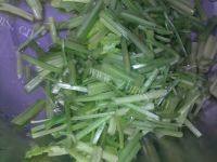芹菜肉丝做法图解2)
