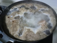 美味的墨斗鱼猪骨莲藕汤做法图解2)