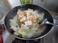 诱人的白菜炖冻豆腐做法图解9)