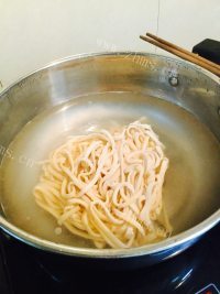 热腾腾的芽菜鸡蛋炒面做法图解2)