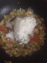 美味的香菇蛋炒饭做法图解4)