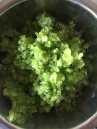美味的猪肉芹菜馅饼做法图解4)