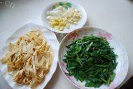 诱人的韭苔炒腐竹做法图解2)
