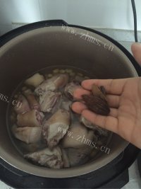 自制砂锅猪尾做法图解3)