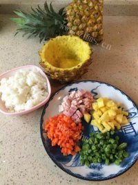 异域风情的菠萝炒饭做法图解2)