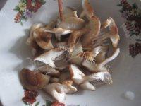 家常菜芹菜炒香菇做法图解2)