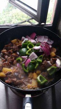土豆牛肉做法图解8)