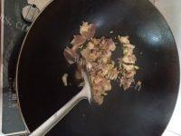 常吃不腻的芹菜炒肉做法图解4)