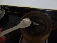 美味的莲藕排骨汤做法图解8)