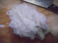 美味的彩椒炒鱿鱼做法图解3)