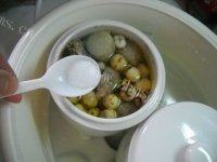 淮山芡实莲子炖柴鸡做法图解13)
