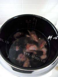 美味莲子木耳鸭腿粥做法图解5)
